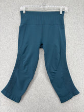 Load image into Gallery viewer, Lululemon Cropped Leggings
